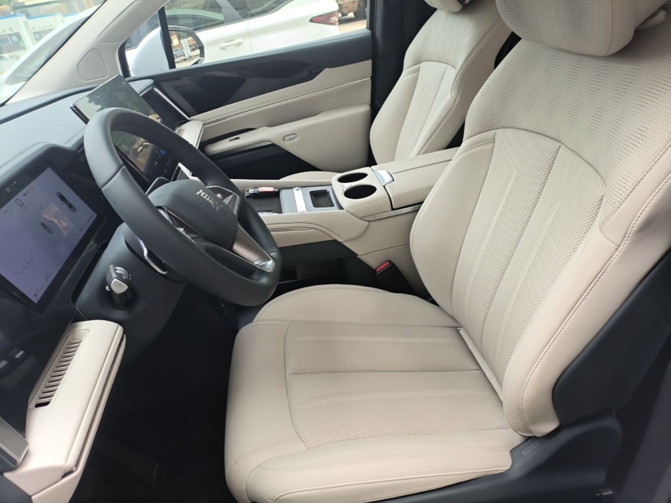 BYD Xia 2026 DM-i 1.5T 218KM Excellence Edition — снимка 17