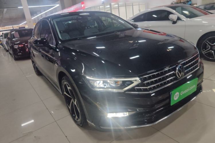 Used Volkswagen Magotan 2023 2 Million Units Limited Edition 330TSI DSG Leading Version Front Right 45 Deg