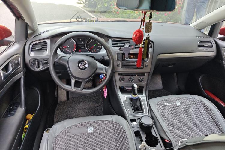 Used Volkswagen Golf 2014 1.6L Automatic Fashion Model Center Console