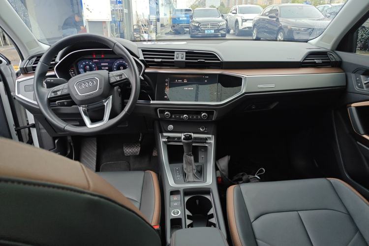 Used Audi Q3 2020 35 TFSI Fashionable and Elegant Model Center Console