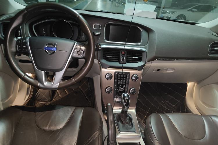 Used Volvo V40 2014 Cross Country T5 AWD Smart Luxury Edition