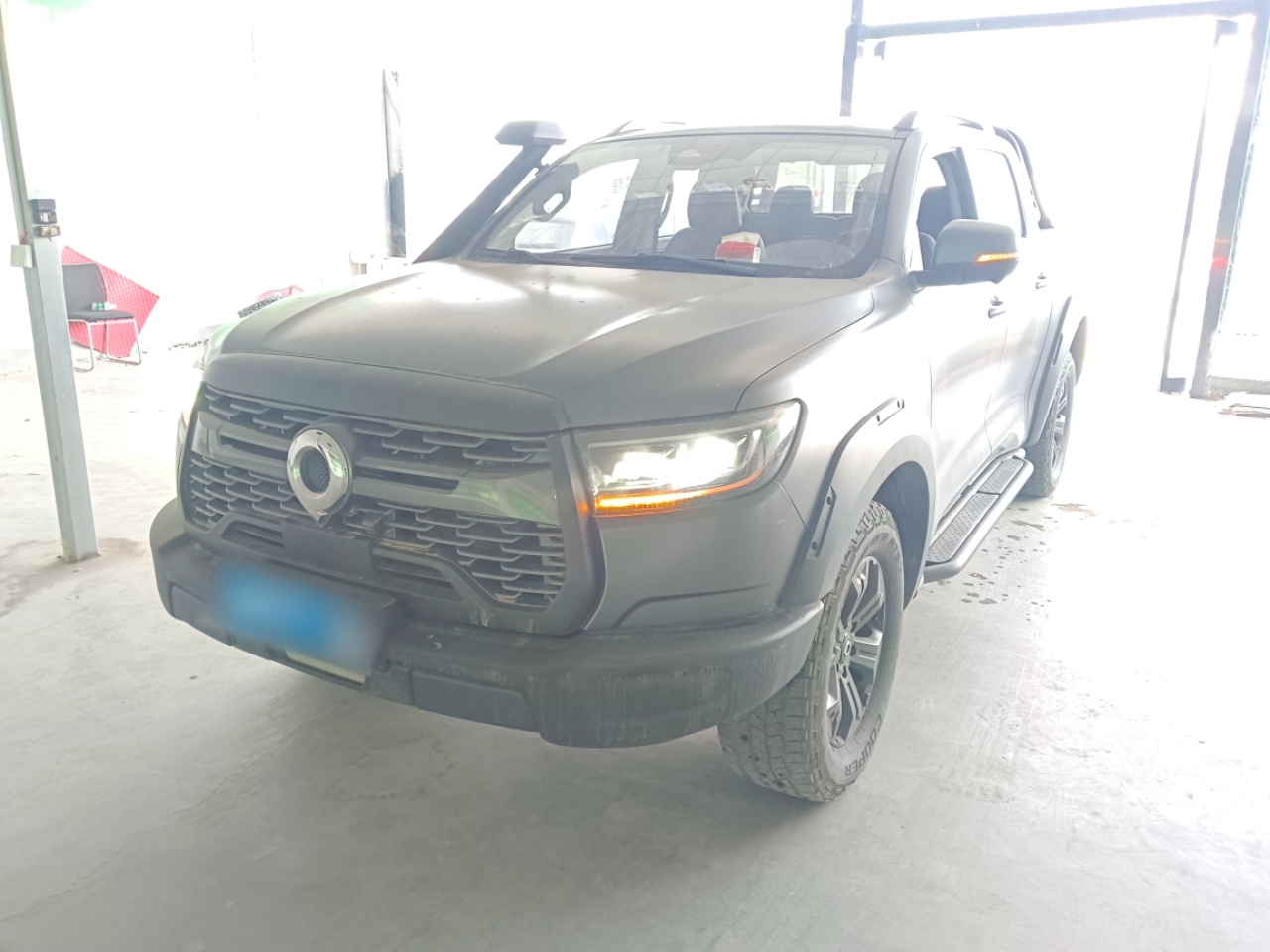 تحت مقدمة السيارة