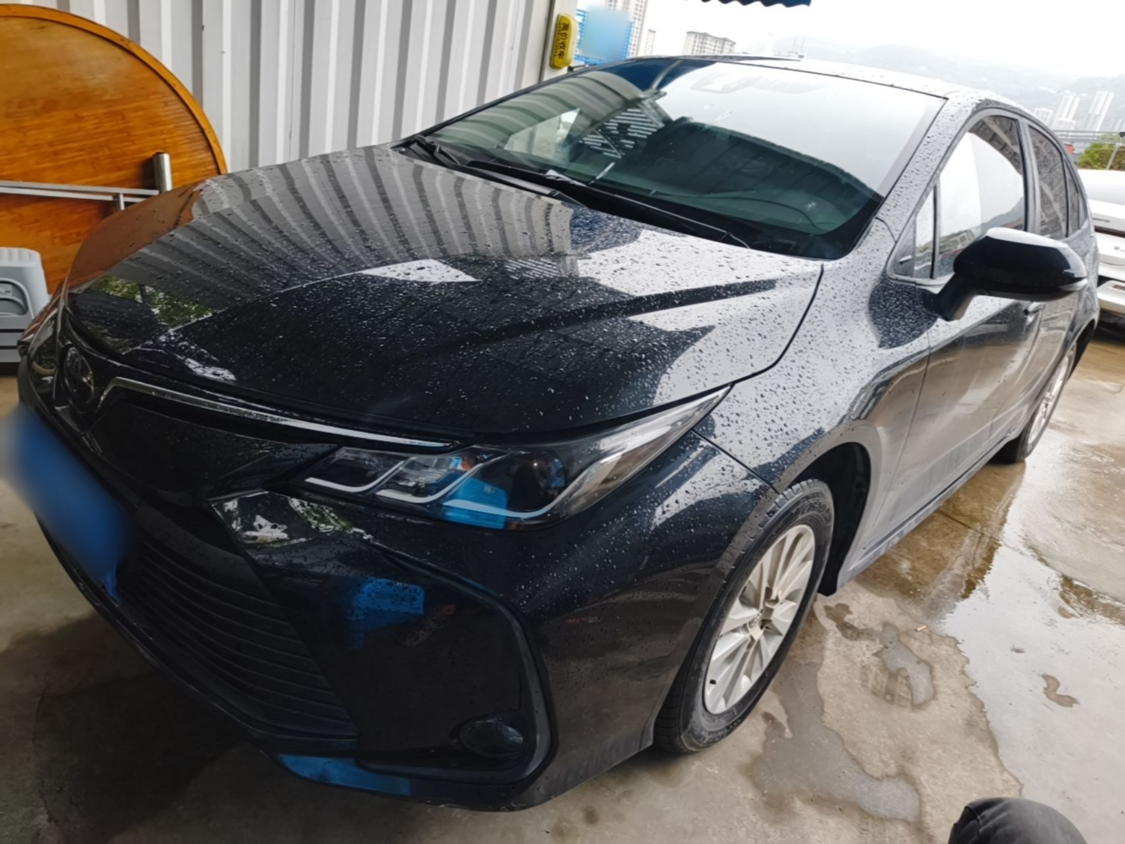 Под передней частью автомобиля