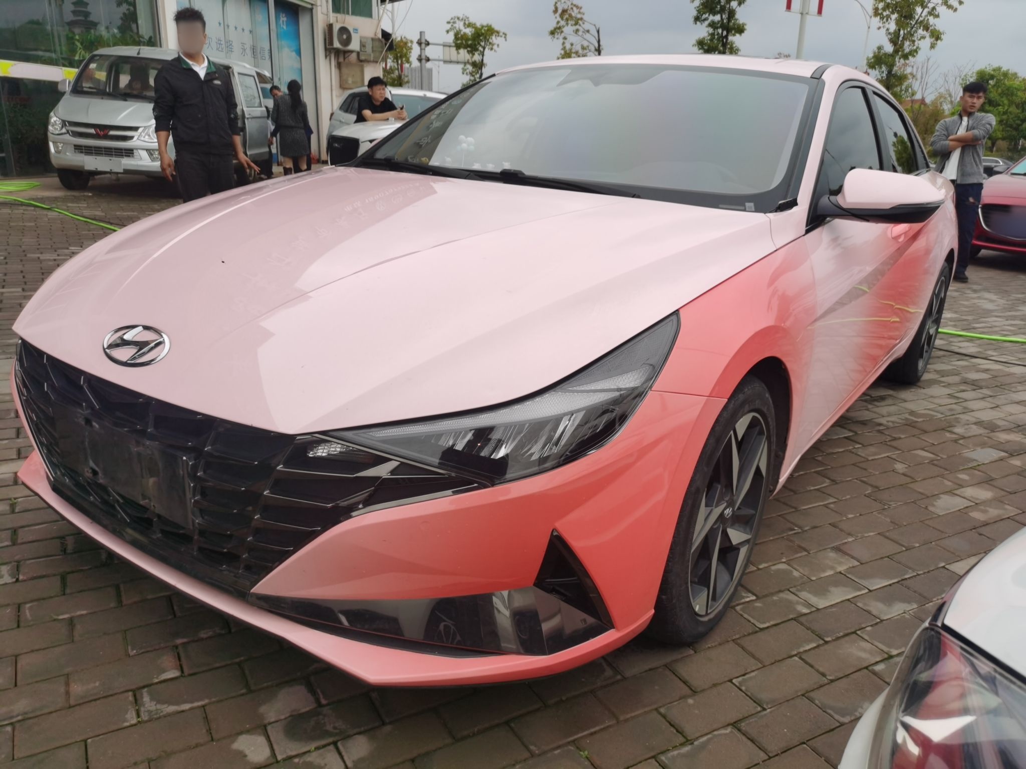 Под передней частью автомобиля