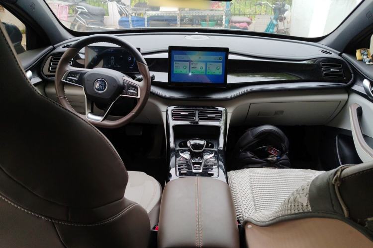 Used BYD Qin PLUS 2024 HONOR Edition DM-i 55KM Leading Model Center Console
