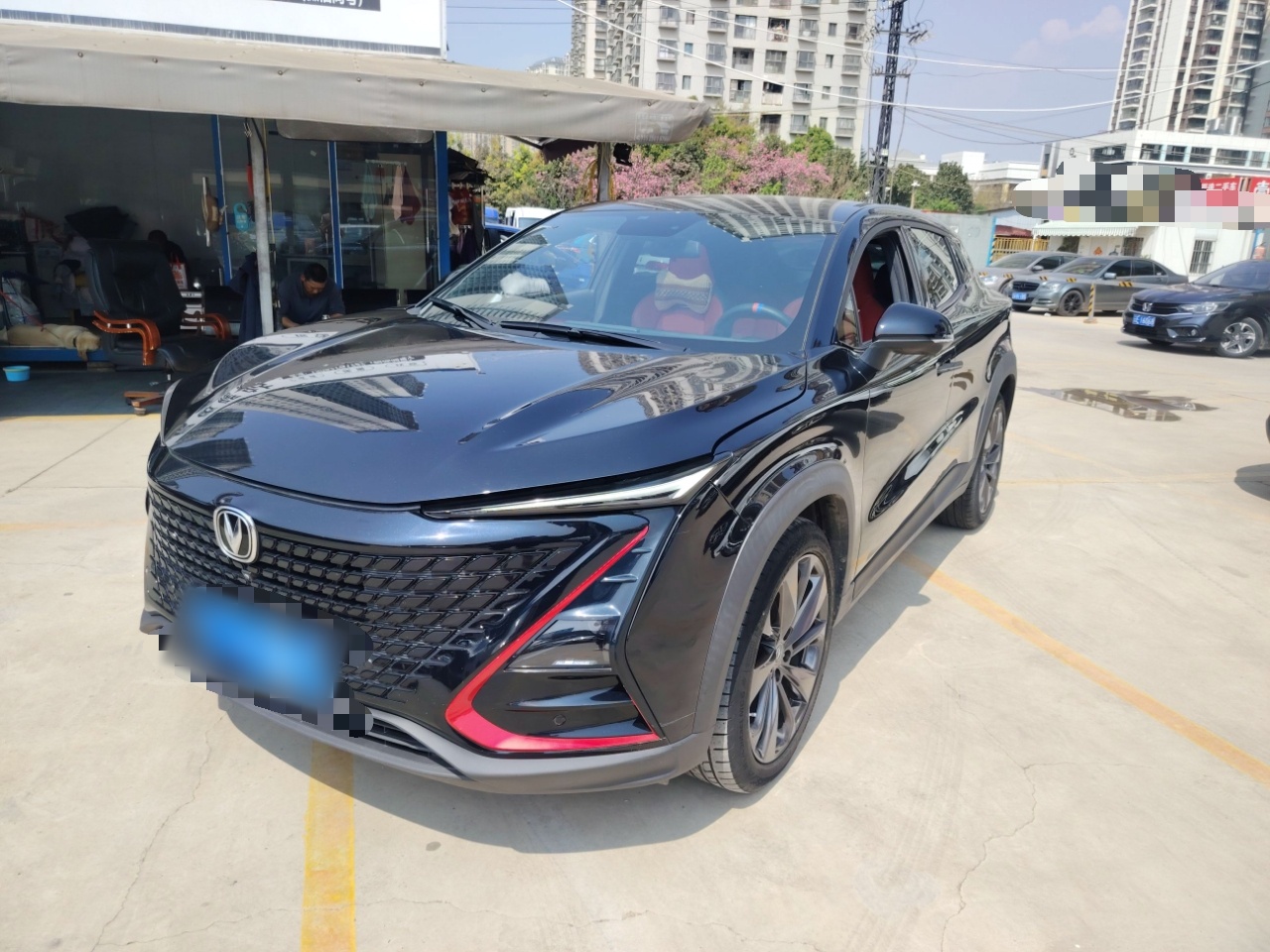 Под передней частью автомобиля