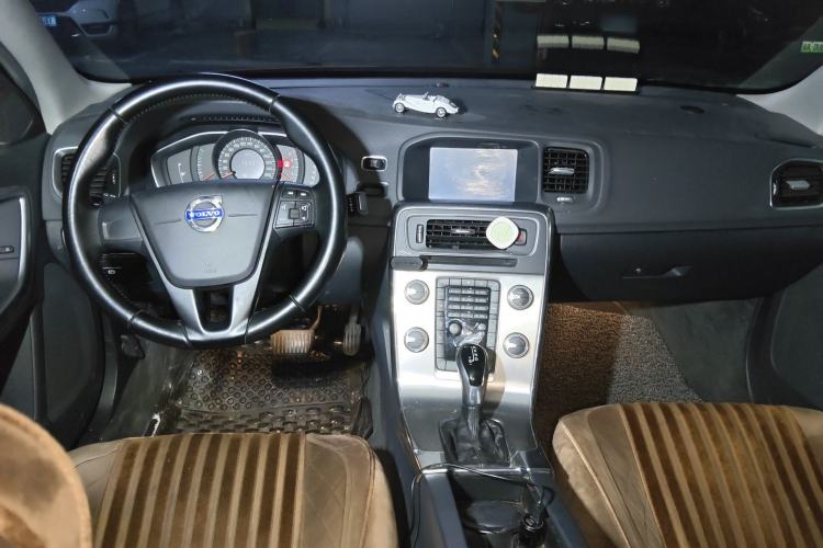 Used Volvo S60 2015 S60L 2.0T Smart Drive Edition Center Console