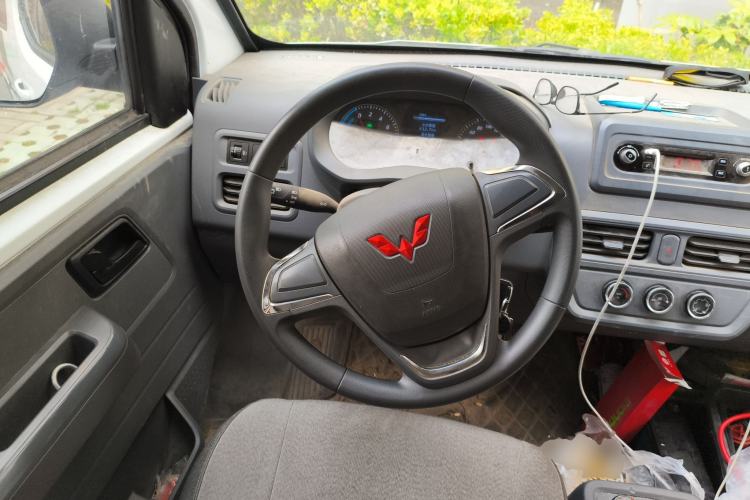 Used Wuling Yangguang 2024 300KM Comfort Version Passenger Van 75kW Steering Wheel