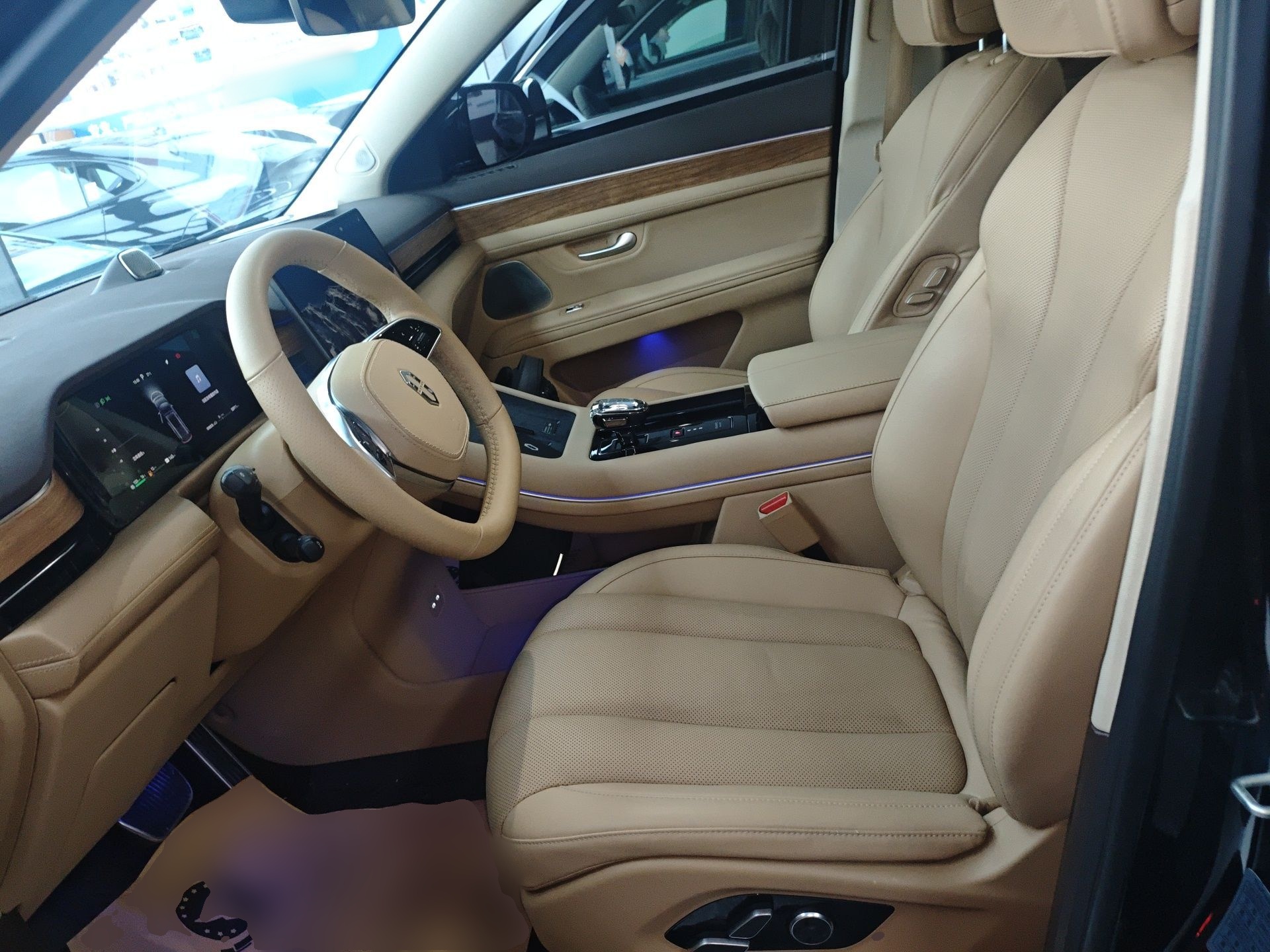 المقاعد الأمامية داخل السيارة