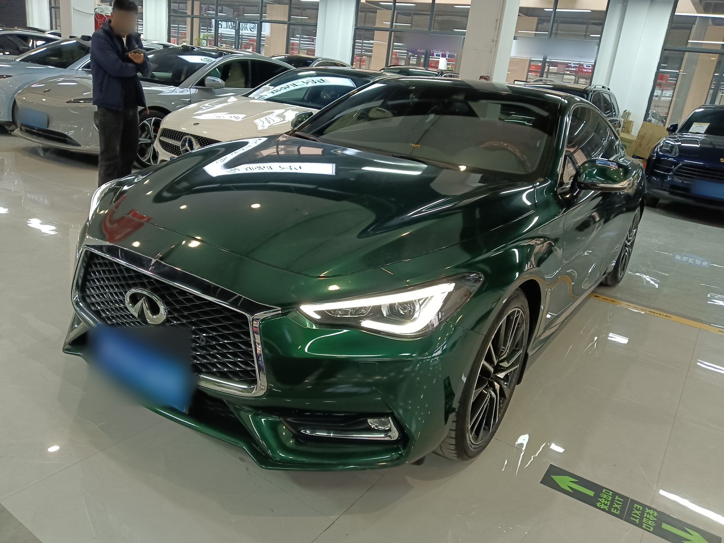 تحت مقدمة السيارة