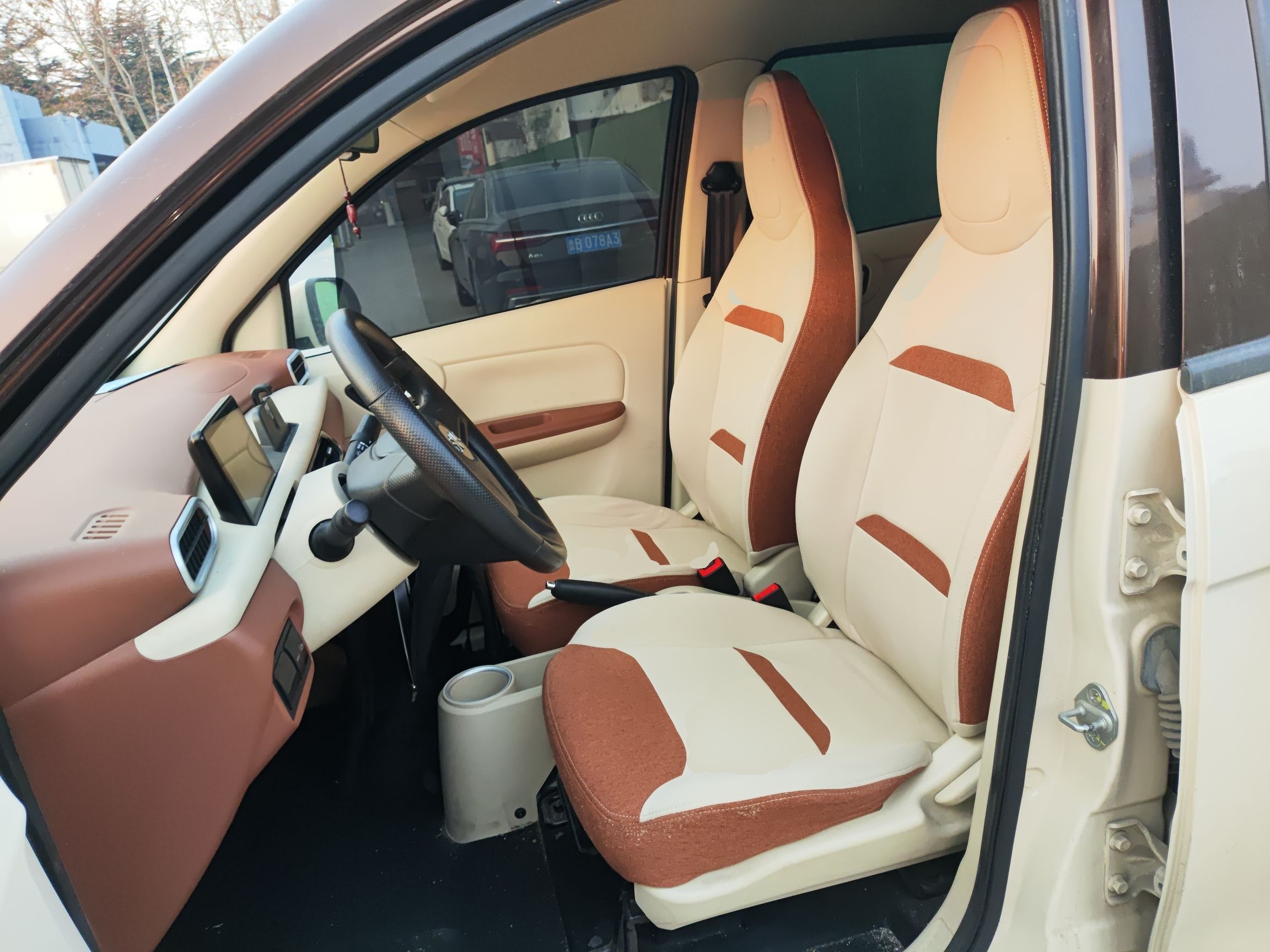 المقاعد الأمامية داخل السيارة