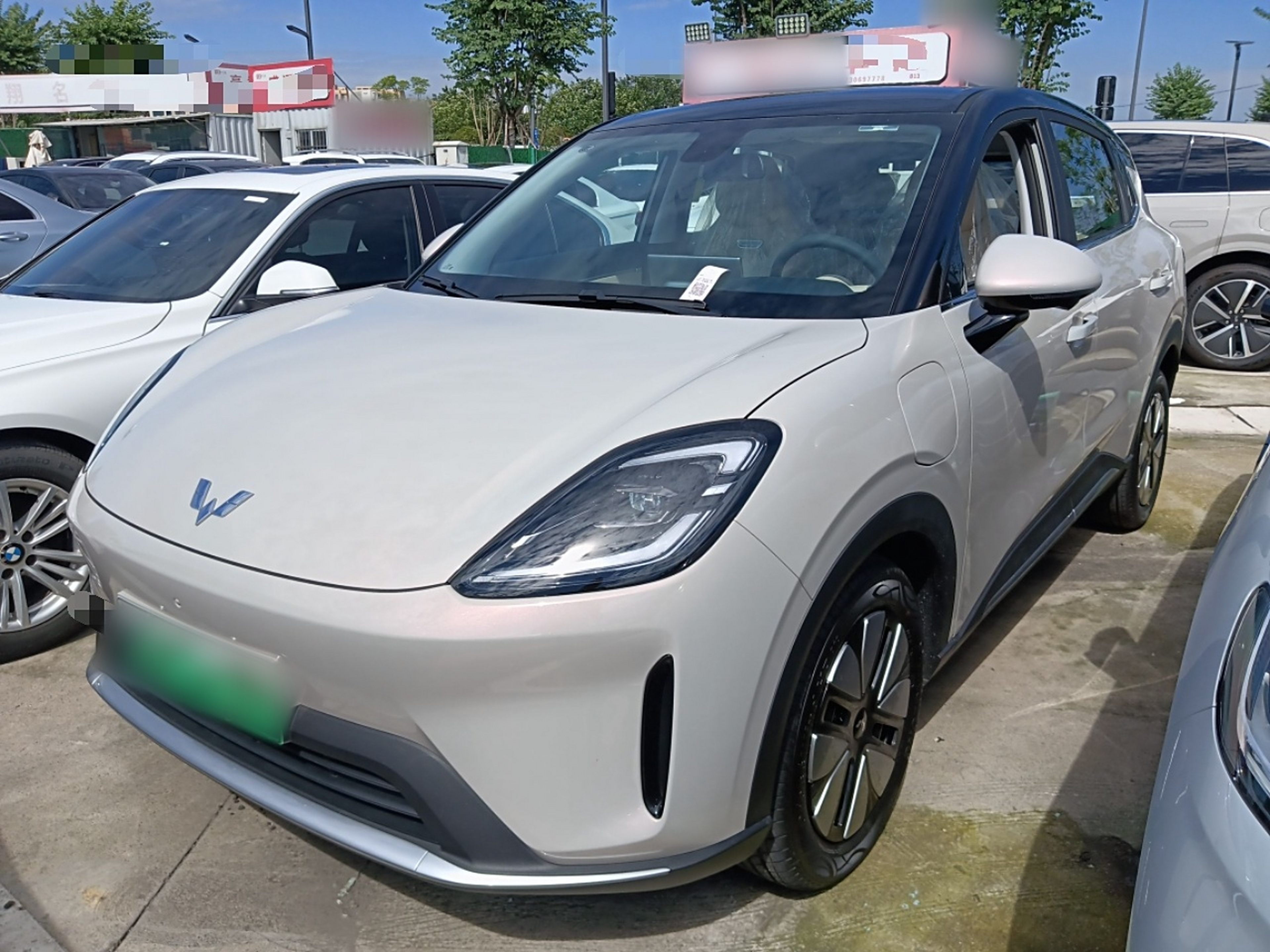 Под передней частью автомобиля