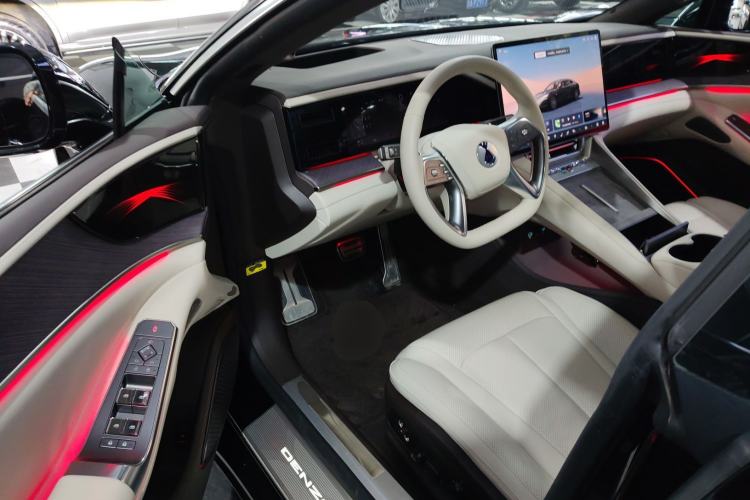 Used Denza Z9 2024 1100 km All-Wheel-Drive Ultra Version
