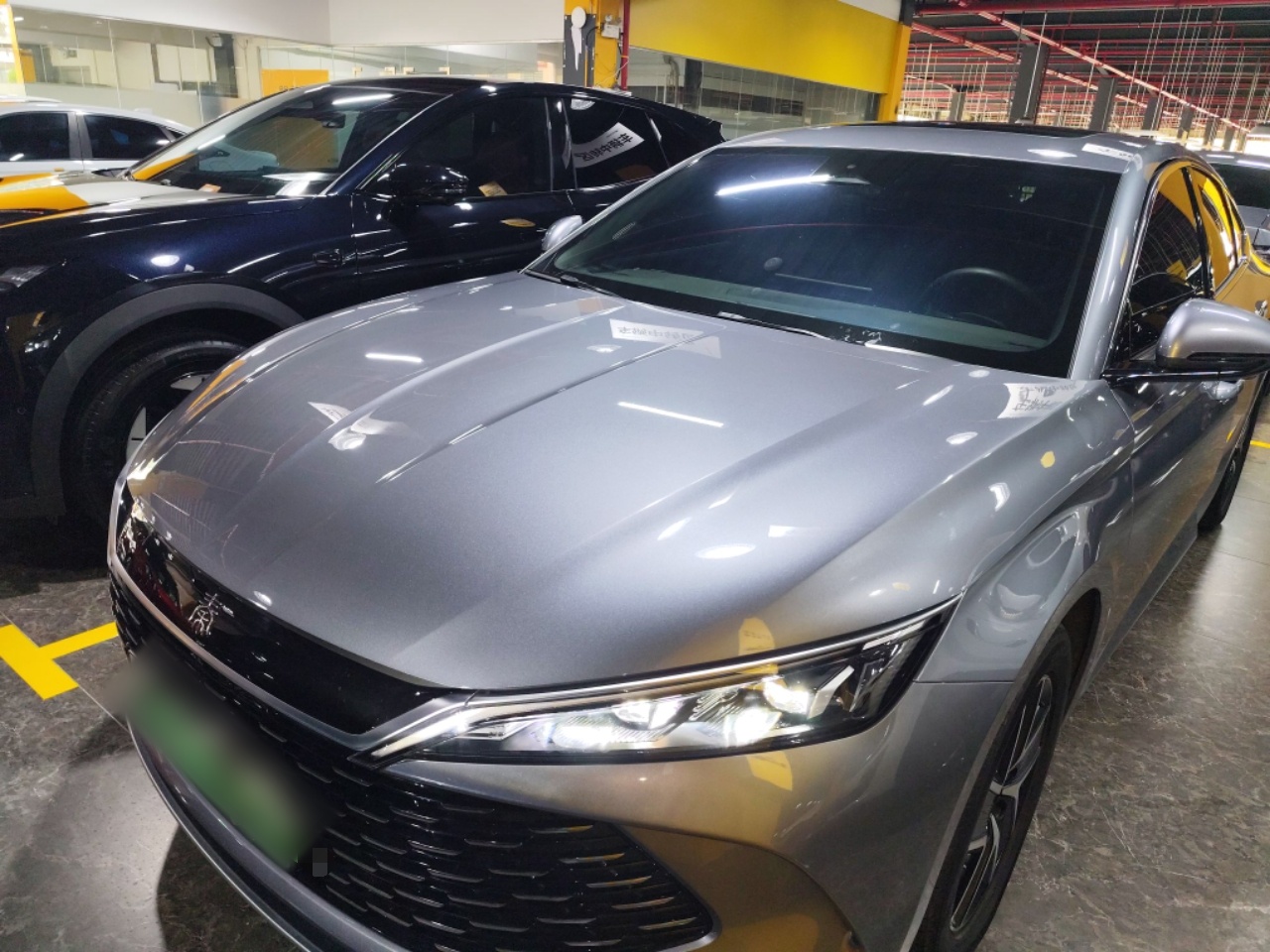 تحت مقدمة السيارة