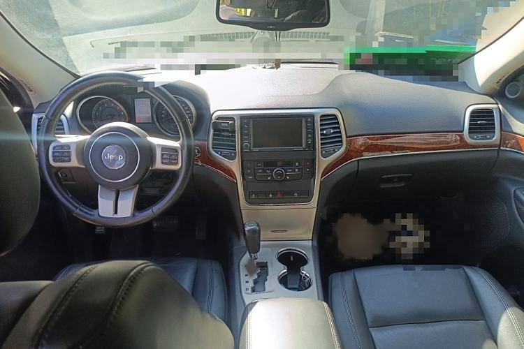 Used Jeep Grand Cherokee 2011 3.6L Luxury Navigation Edition Interior 2