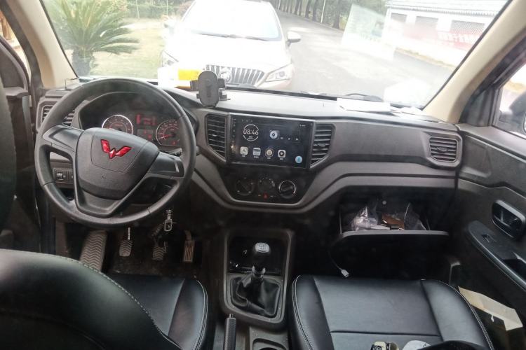 Used Wuling Hongguang V 2022 1.5L Jingqu Edition Enclosed-Window Vehicle with Hydraulic Power Steering LAR Interior 2