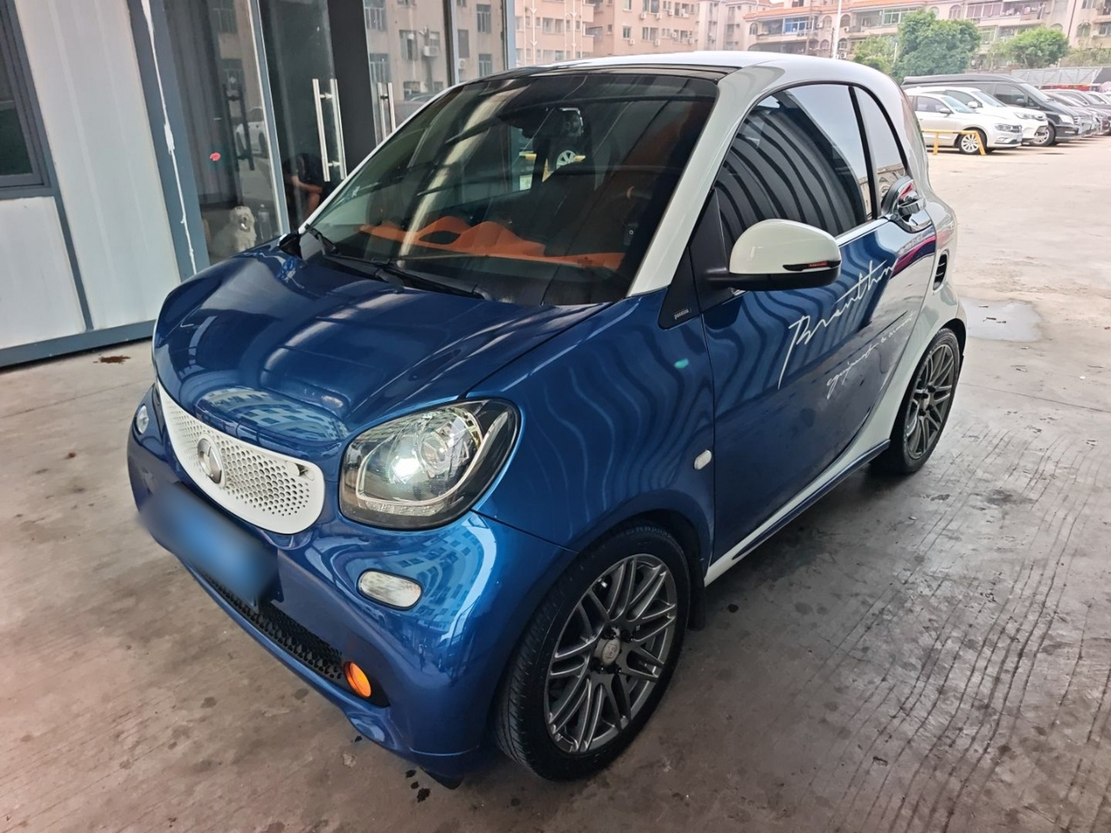 Под передней частью автомобиля