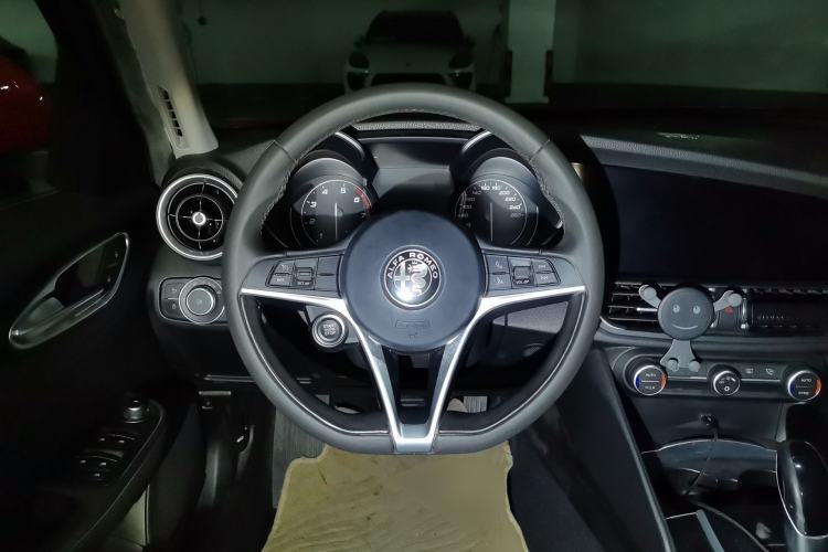 Used Alfa Romeo Giulia 2017 2.0T 200HP Elite Edition Steering Wheel
