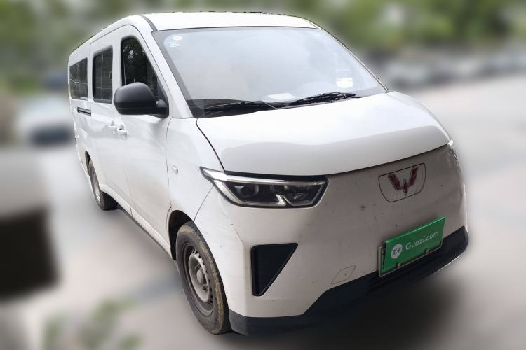Used Wuling Yangguang 2024 300KM Comfort Version Passenger Van 75kW Front Right 45 Deg
