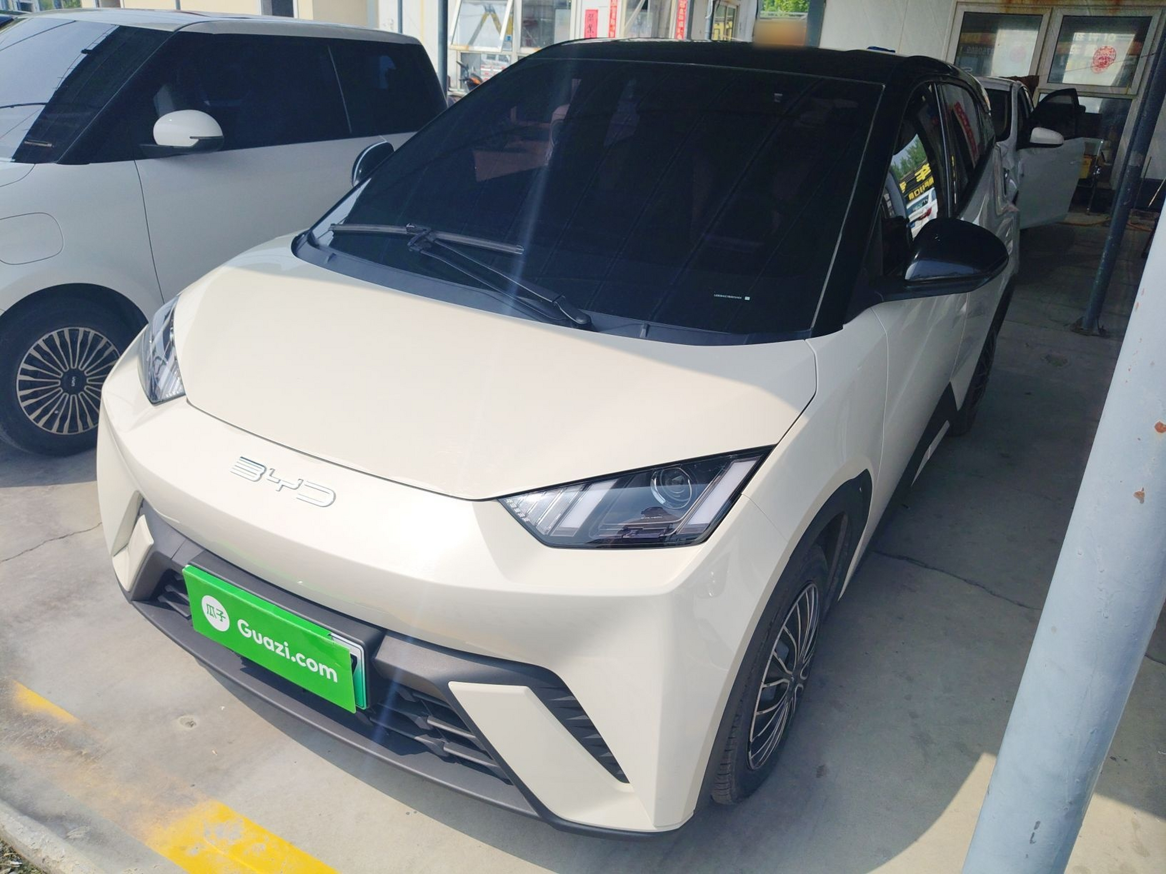 Под передней частью автомобиля