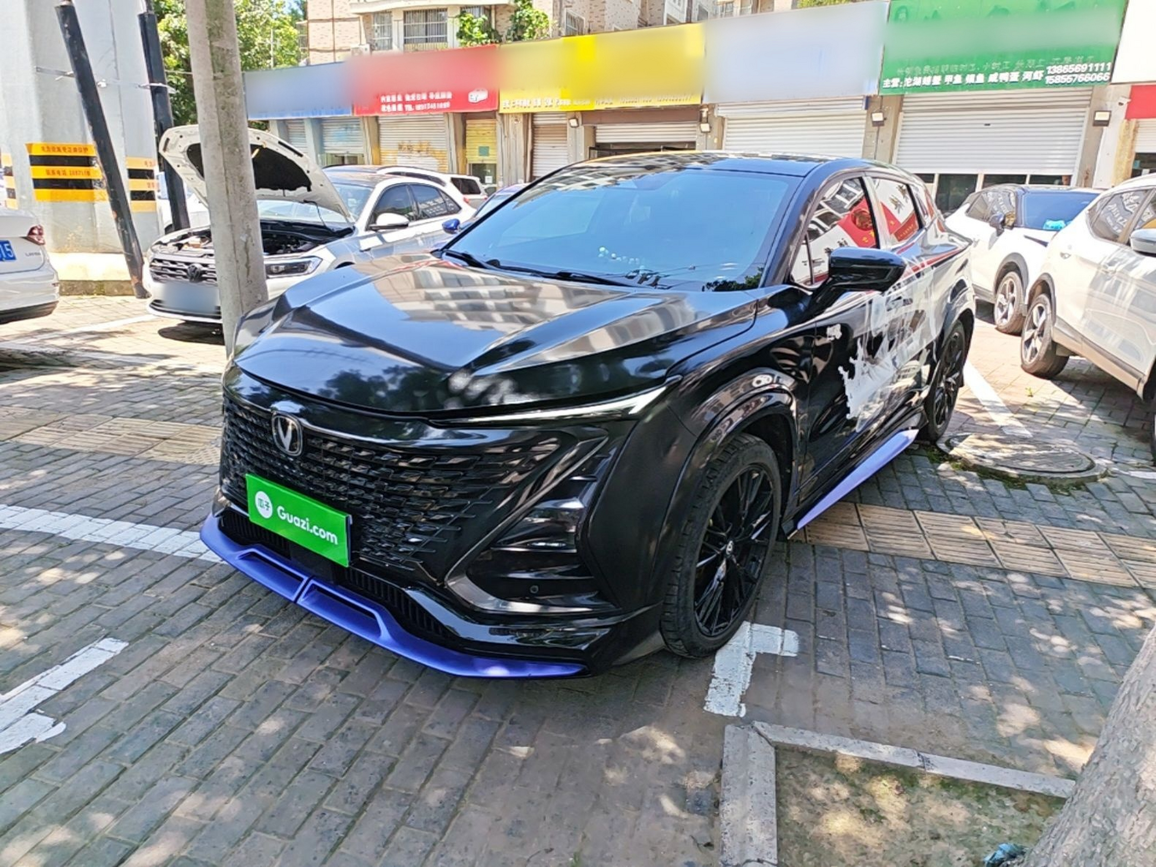 Unter der Vorderseite des Autos