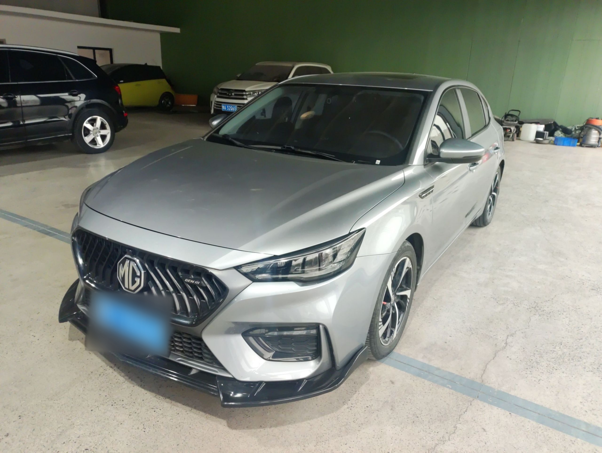 تحت مقدمة السيارة