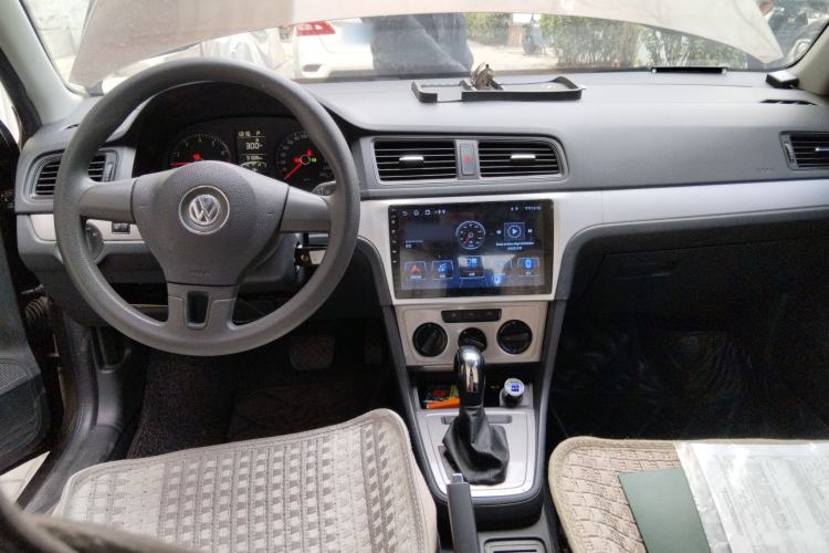 Used Volkswagen Gran Lavida 2013 1.6L Automatic Fashion Model Center Console