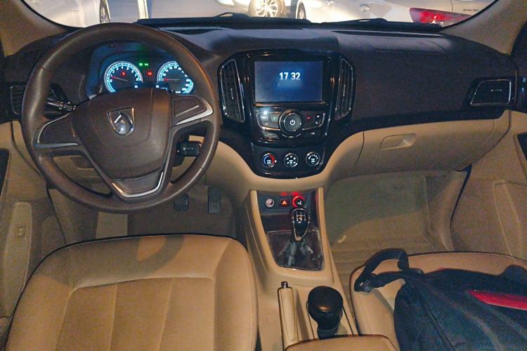 Used Baojun 730 2014 1.5L manual Comfort ESP version 7 seats Interior 2