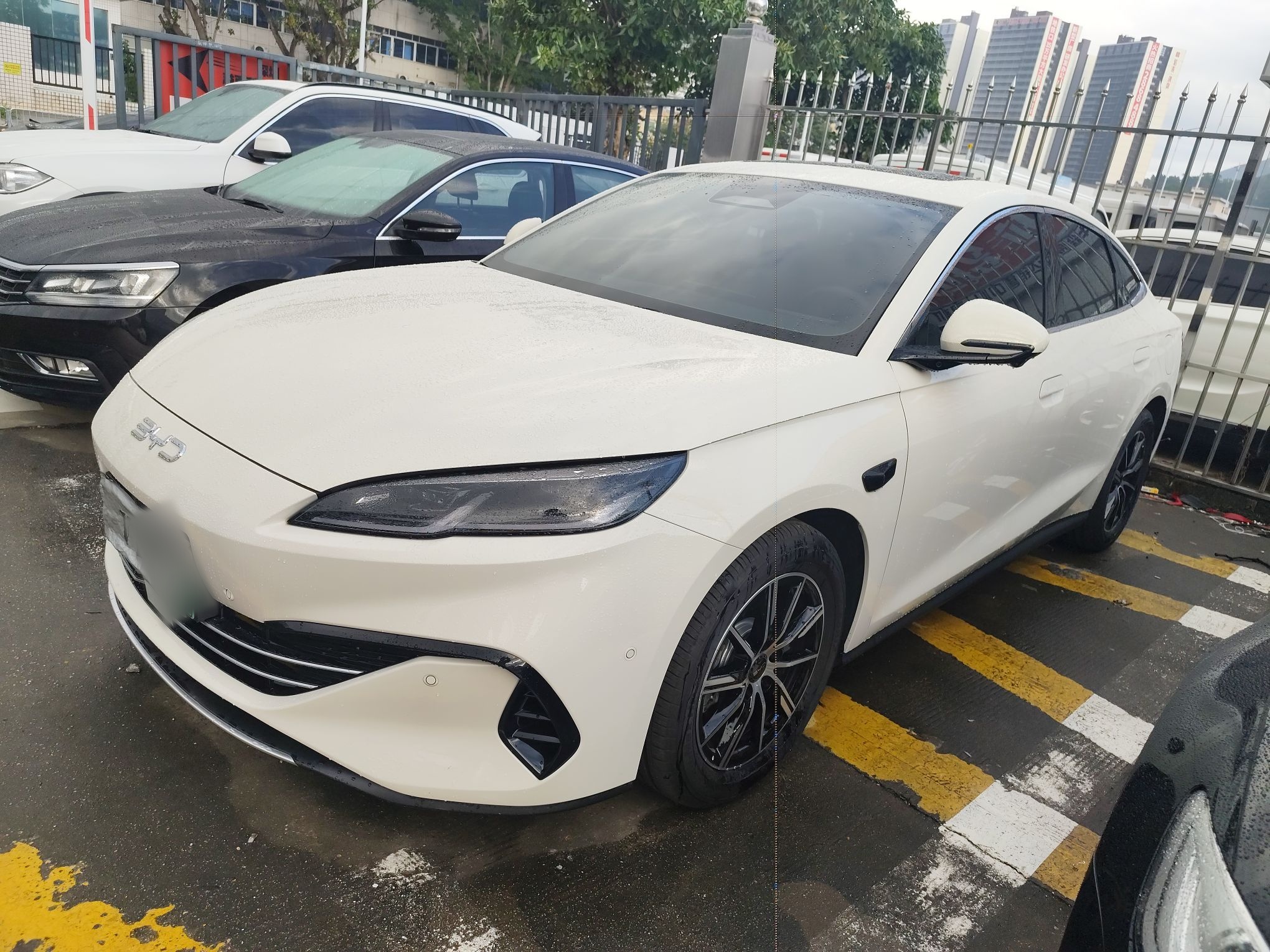 Под передней частью автомобиля