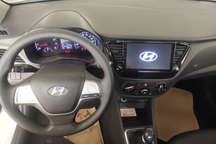 Used Hyundai Verna (new generation) 2016 1.4L Manual Cool Edition GLS Center Console