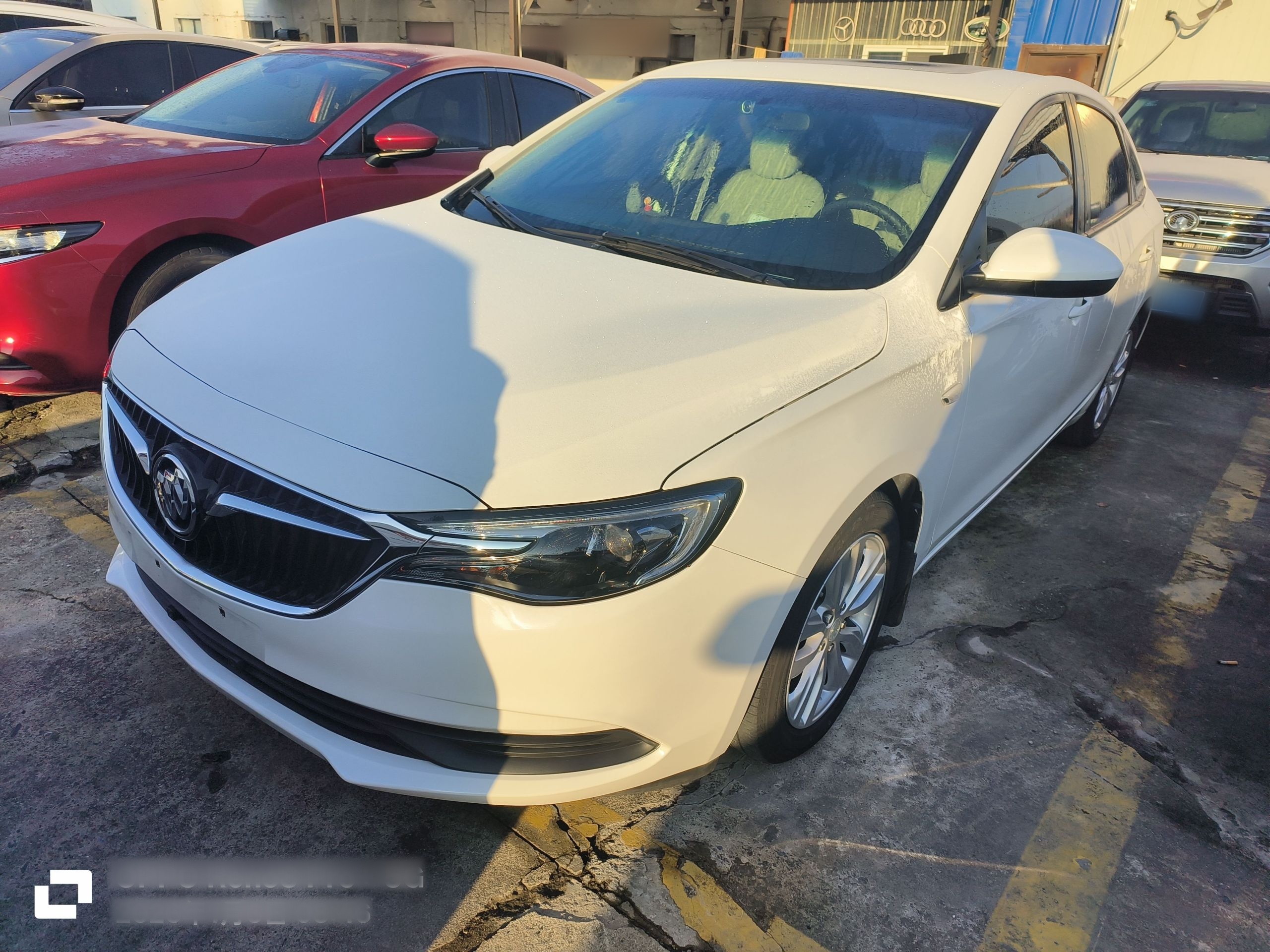 Под передней частью автомобиля