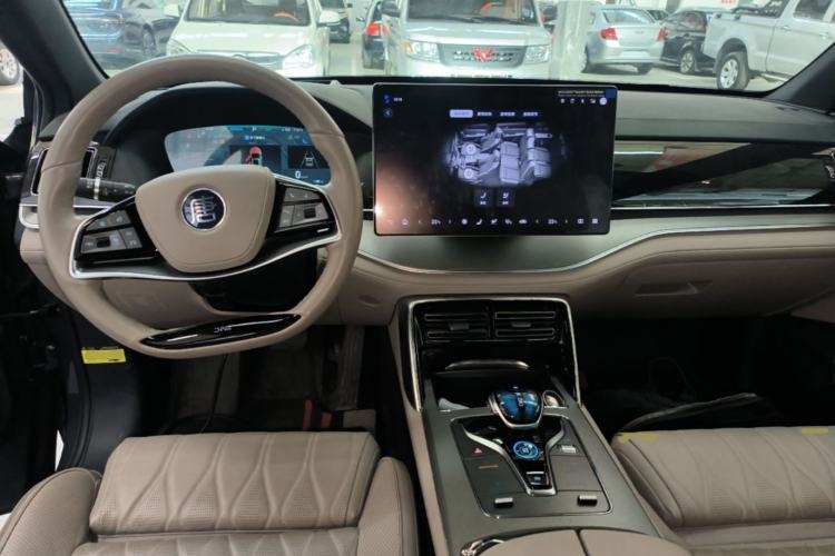 Used BYD Tang New Energy 2024 DM-i Glory Edition 200KM Flagship Model Center Console