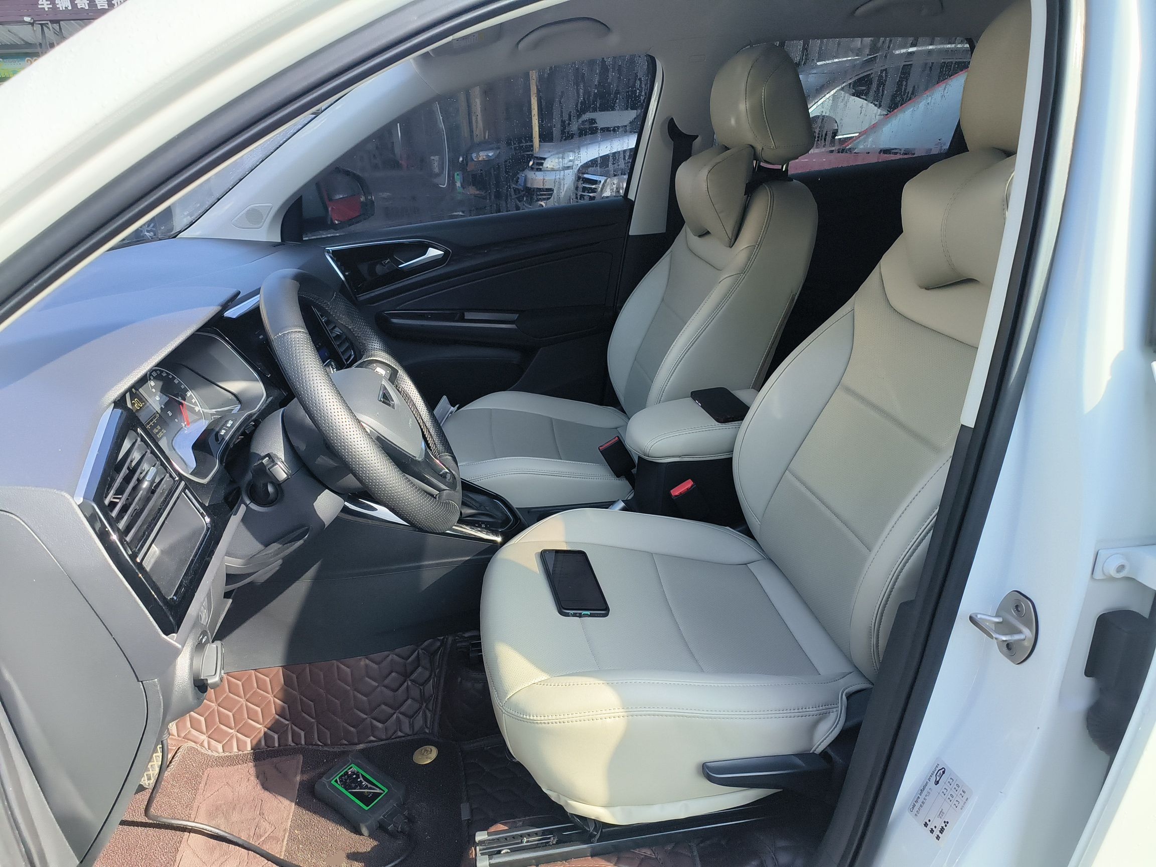 المقاعد الأمامية داخل السيارة