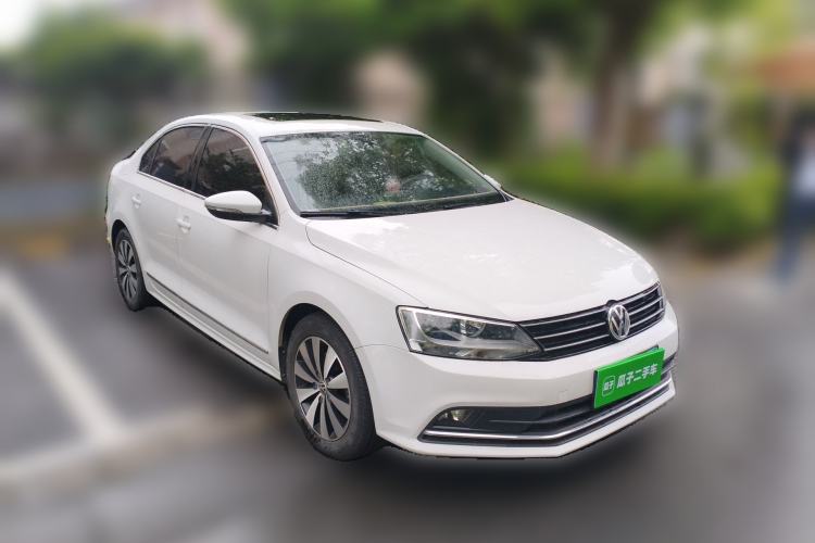 Used Volkswagen Sagitar 2017 180TSI Automatic Luxury Edition Front Right 45 Deg