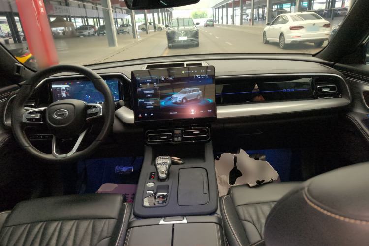 Used GAC Trumpchi GS8 2022 Linghang Series 2.0 TGDI Two-Wheel-Drive Luxury Smart Connectivity Version (7 Seats) Center Console