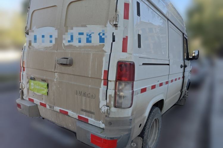 Used Iveco Daily 2020 2.8T V35 Box Truck with Dual Tires Mid-Roof Design 3 Seats Emission Standard China V