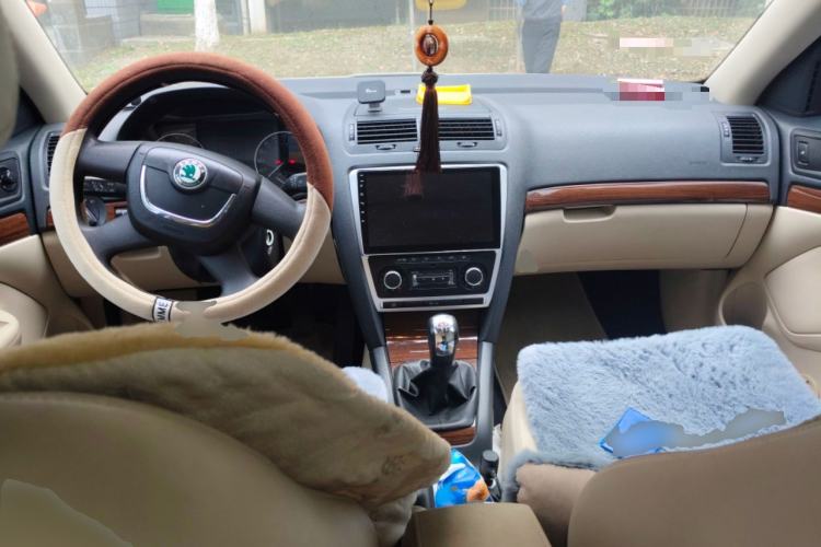 Used Skoda Octavia 2013 1.6L Manual Yijun Edition Center Console