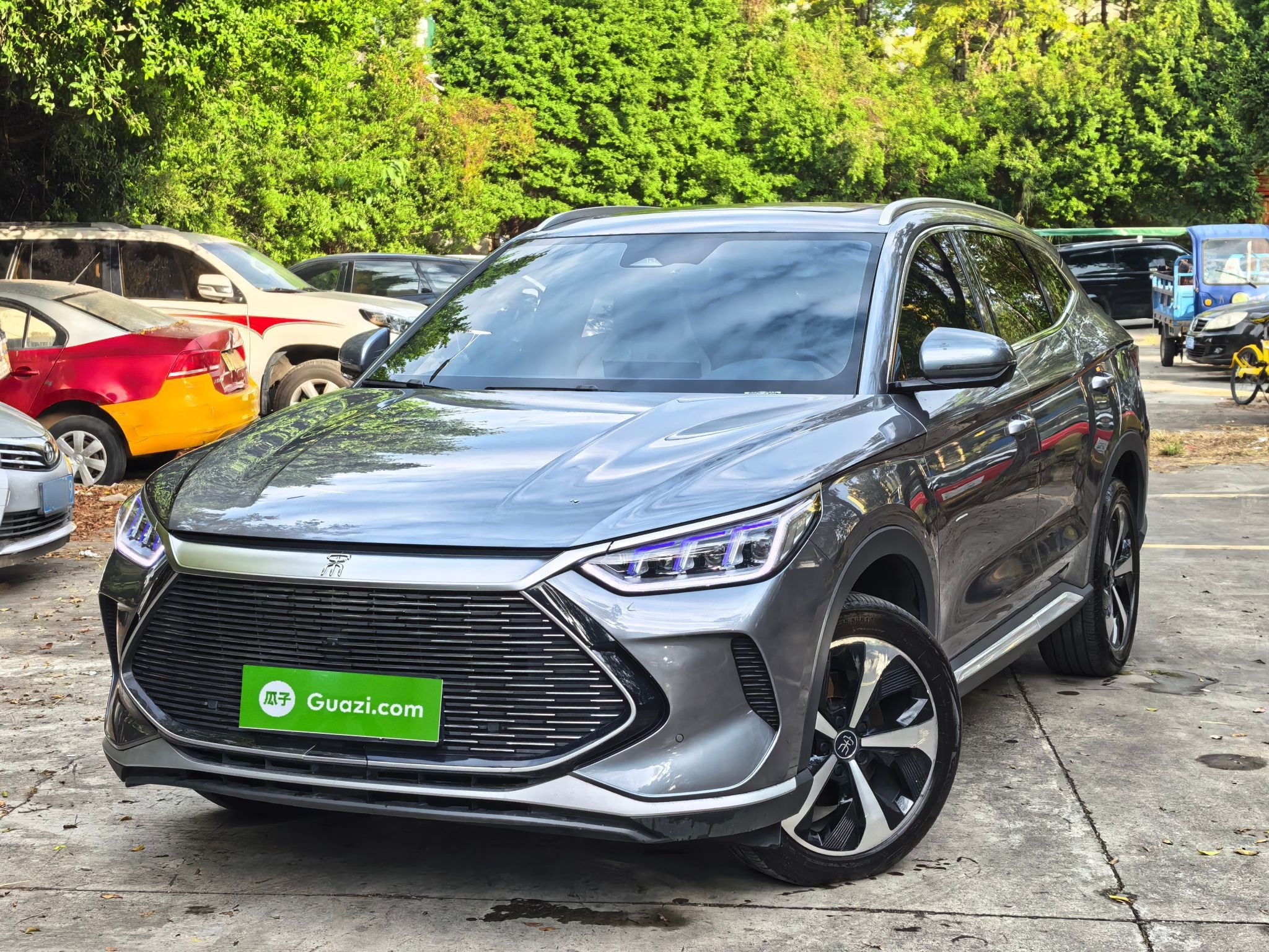 Под передней частью автомобиля