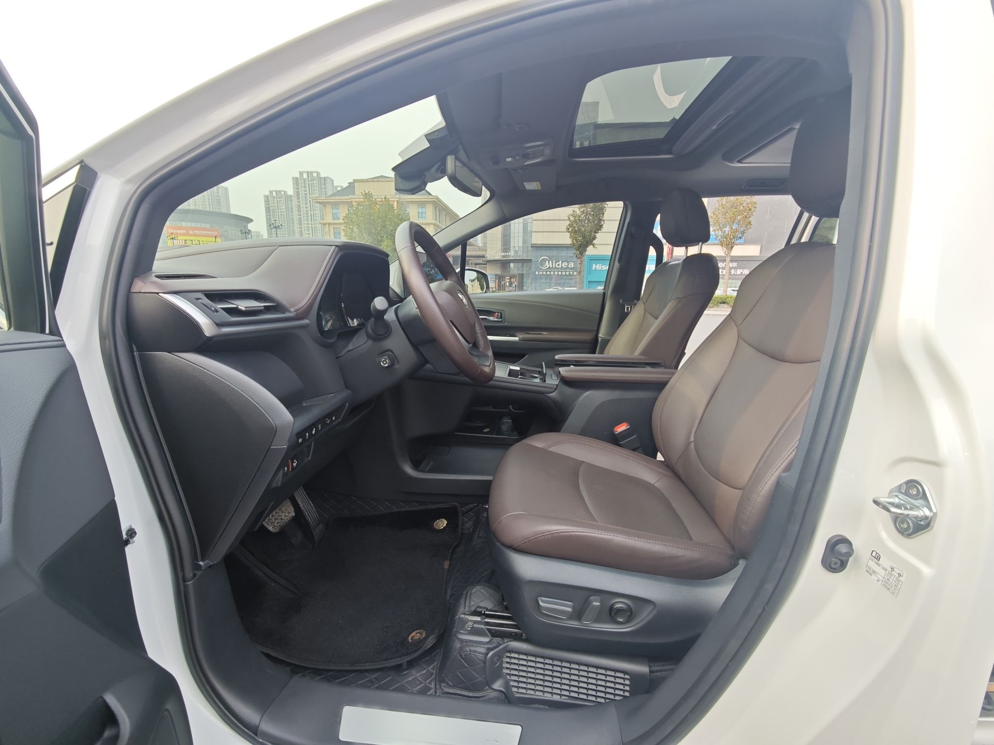 Переднее сиденье в автомобиле