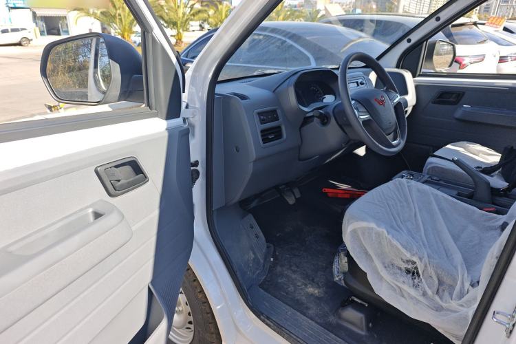 Used Wuling Yangguang 2024 300KM Comfort Version Passenger Van 75kW Driver Seat