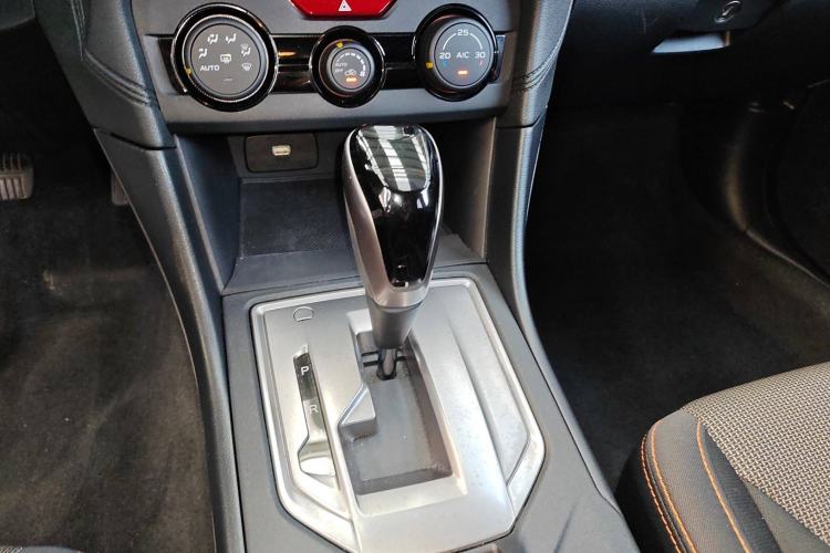 Used Subaru XV 2018 2.0i All-Wheel-Drive Elite Edition Gear Lever