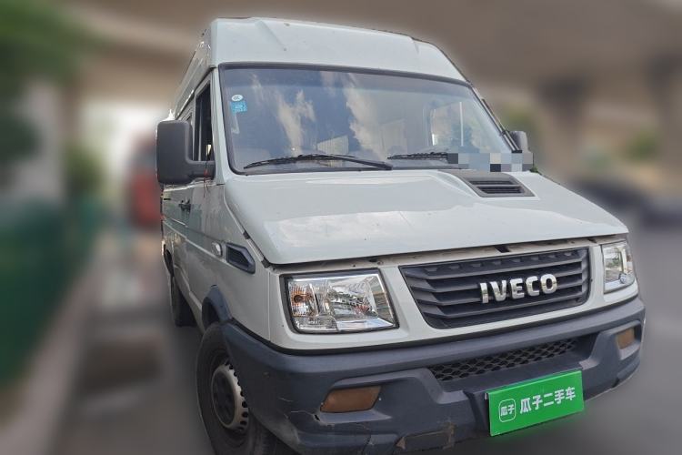 Used Iveco Daily 2020 2.5T A35 Passenger Van Single-Tire Mid-Roof Design 5-9 Seats with Sliding Side Door Meeting China V Emission Standards
