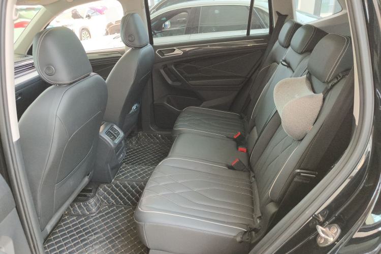 Used Volkswagen Tiguan L 2024 Outstanding Model 330TSI Automatic Two-Wheel Drive R-Line Dragon Glory Edition Left Rear Seat