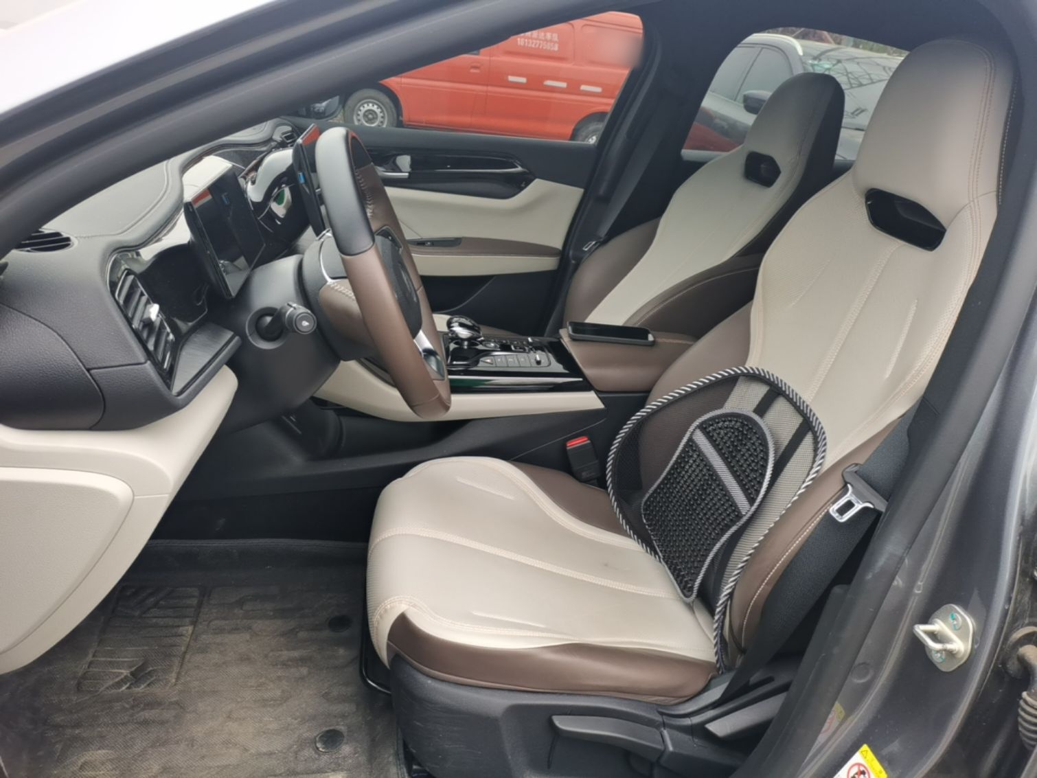 المقاعد الأمامية داخل السيارة