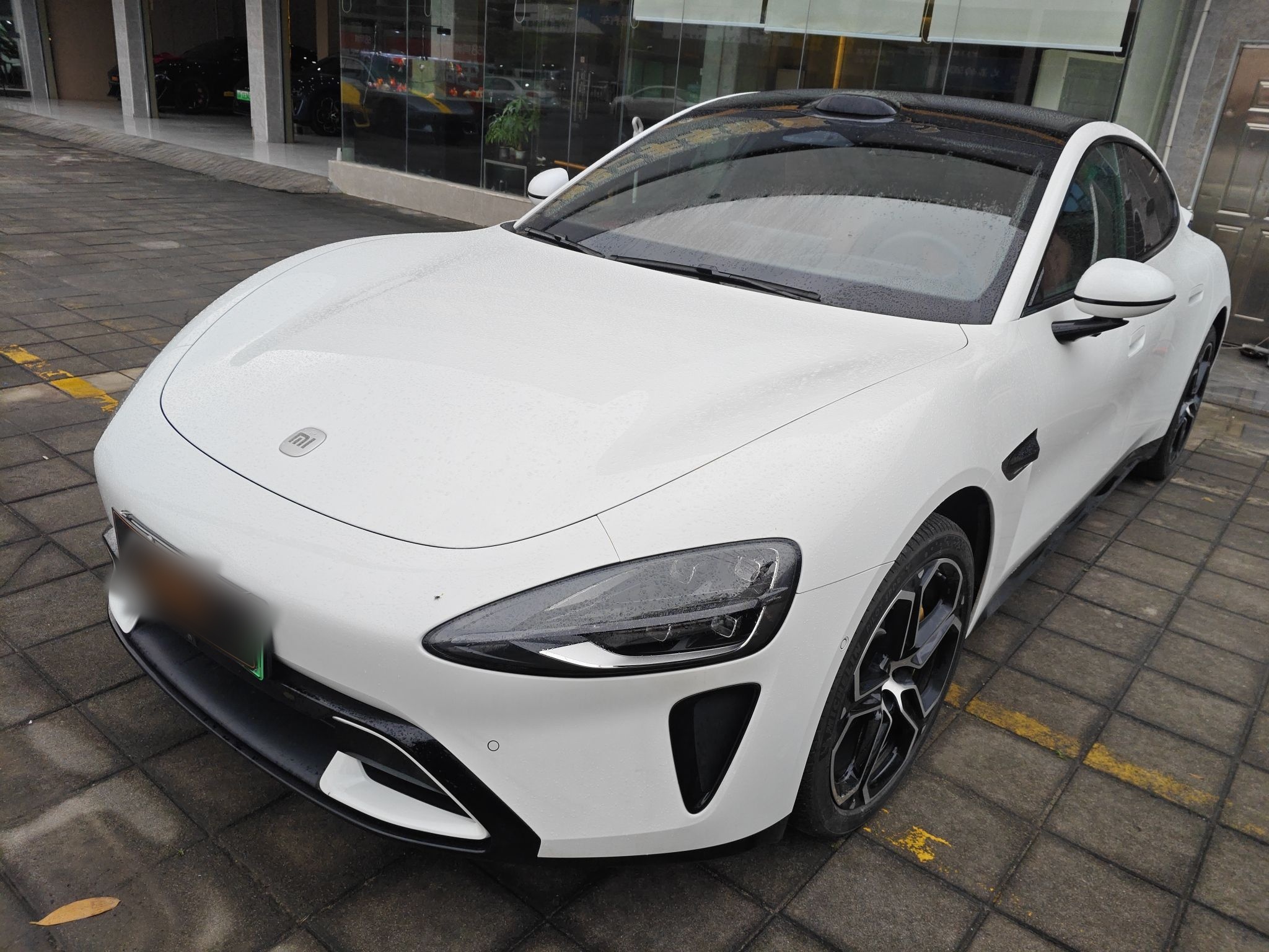 تحت مقدمة السيارة