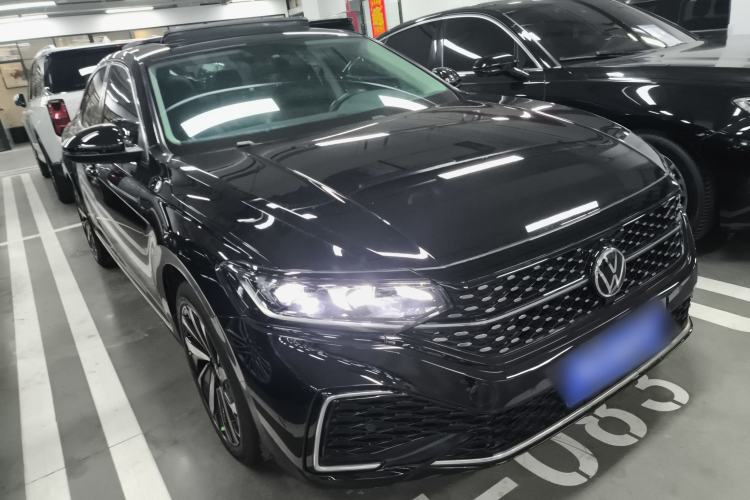 Used Volkswagen Passat 2022 330TSI Starry Elite Edition Front Right 45 Deg