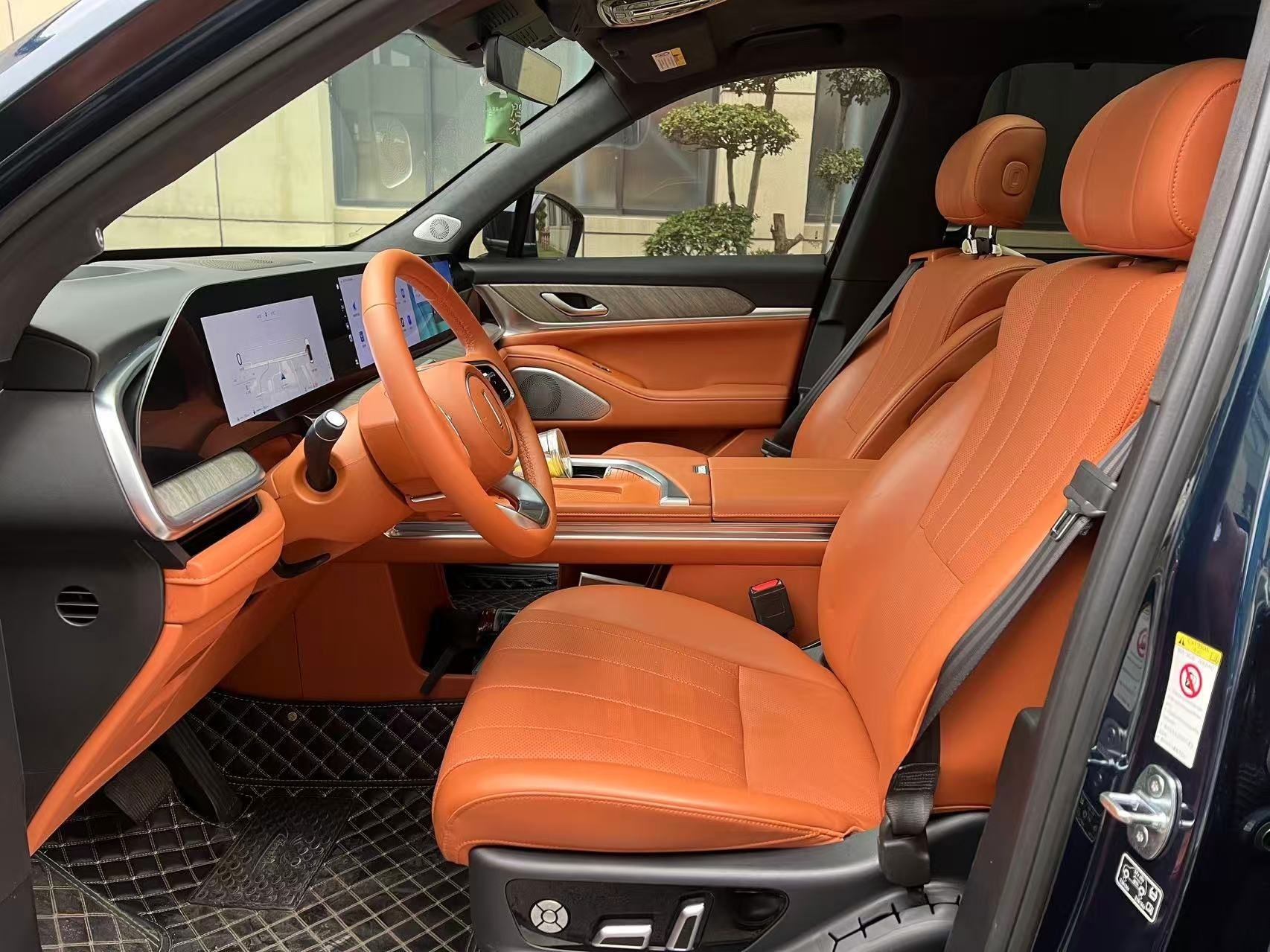 المقاعد الأمامية داخل السيارة