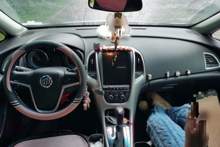 Used Buick GT 2013 XT 1.6L Automatic Fashion Edition Center Console