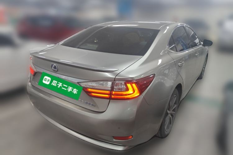 Used Lexus ES 2015 300h Comfort Edition Rear Right 45 Deg