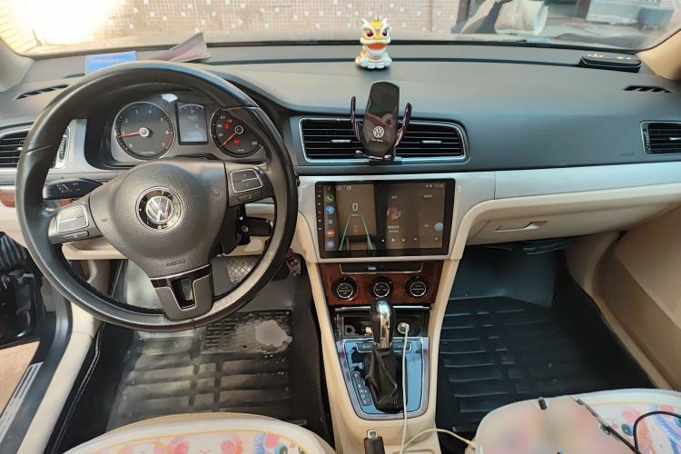 Used Volkswagen Lavida 2013 1.6L Automatic Luxury Edition Center Console